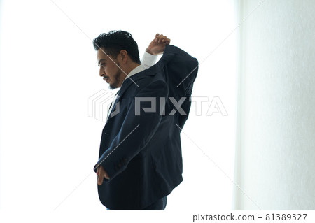 30 多歲的中東商人 81389327