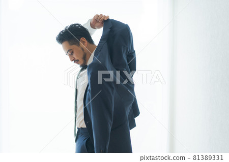 Businessman in his 30s, Middle Eastern 81389331