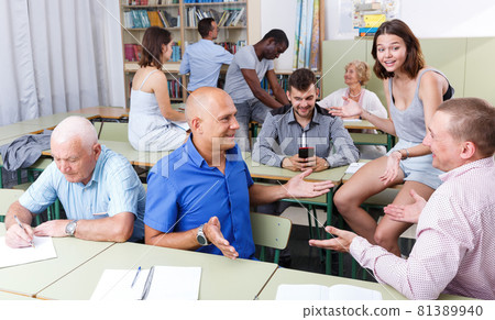 Group mixed ages discussion during course Group mixed ages discussion during course 81389940