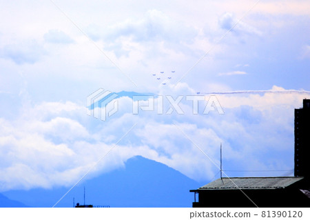 Formation flight with Fuji Formation flight with Fuji 81390120