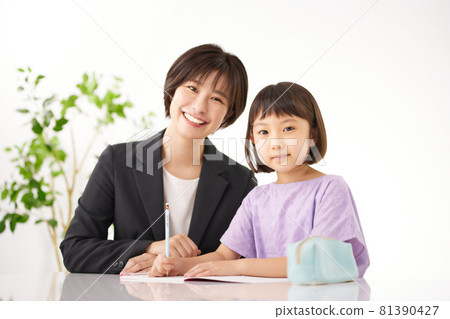 A young woman teaching elementary school students to study 81390427