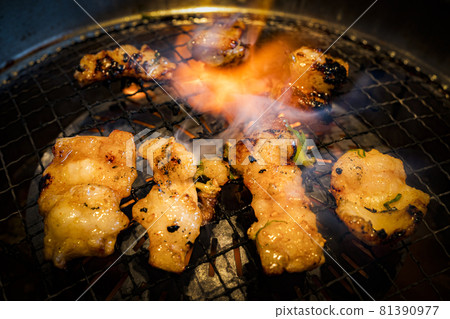 Hormone grilled meat wrapped in flames with a roaster, grilled meat lunch Hormone grilled meat wrapped in flames with a roaster, grilled meat lunch 81390977