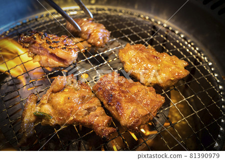 Kalbi BBQ BBQ lunch wrapped in flames with a roaster 81390979