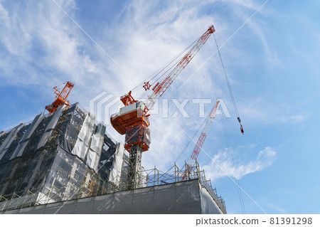公寓和建築物的施工現場塔式起重機 81391298