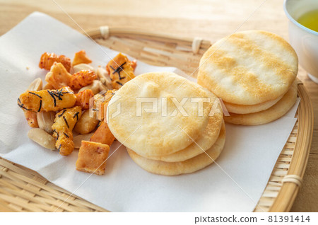 Rice crackers and okaki 81391414