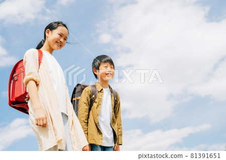 Sky and elementary school students (smiles) 81391651