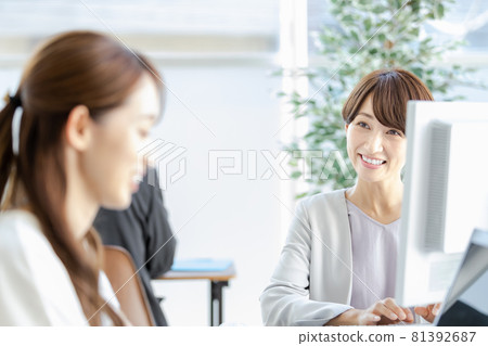 A managerial woman talking face-to-face with her subordinates A managerial woman talking face-to-face with her subordinates 81392687