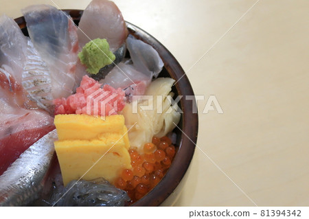 Bowl of rice topped with sashimi Bowl of rice topped with sashimi 81394342