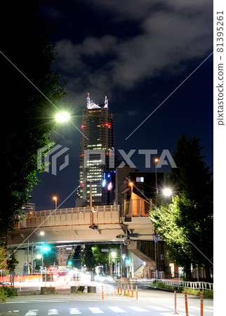 西新宿:首都高速新宿線4號線新宿公園塔樓夜景 西新宿:首都高速新宿線4號線新宿公園塔樓夜景 81395261