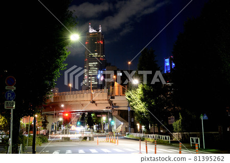 西新宿:首都高速新宿線4號線新宿公園塔樓夜景 西新宿:首都高速新宿線4號線新宿公園塔樓夜景 81395262