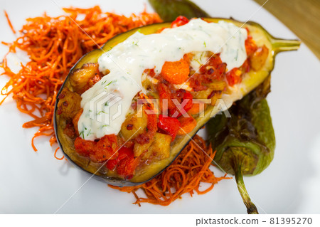 Eggplant stuffed with stewed vegetables 81395270