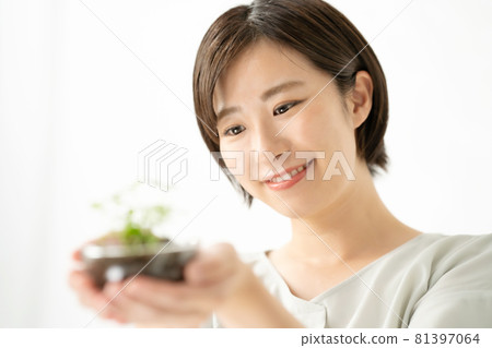 Young woman Wakaba ecology Young woman Wakaba ecology 81397064