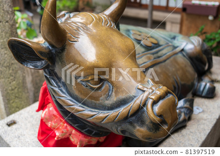 Statue of a cow in Tenmangu Statue of a cow in Tenmangu 81397519