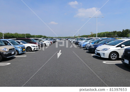 Full parking lot Full parking lot 81397653
