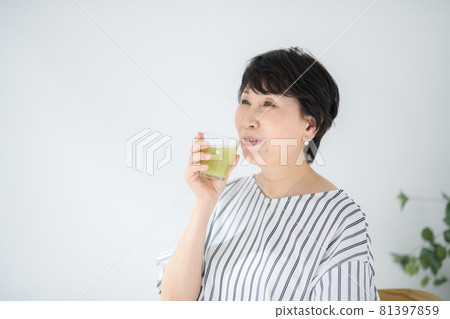 高級女性果汁冰沙 高級女性果汁冰沙 81397859