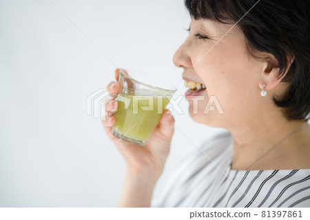 Senior woman juice smoothie 81397861