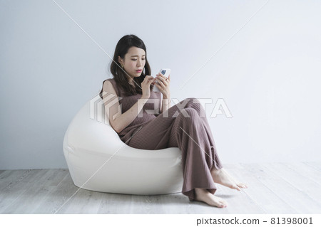 Woman using a smartphone 81398001