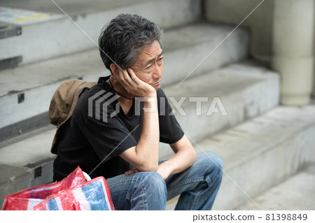 街頭生活累了無家可歸的人坐著 81398849