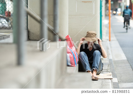 街頭生活累了無家可歸的人坐著 81398851