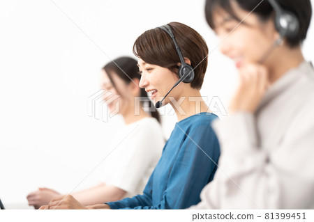 3 operators, business woman 3 operators, business woman 81399451
