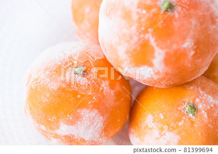 Frozen oranges 81399694
