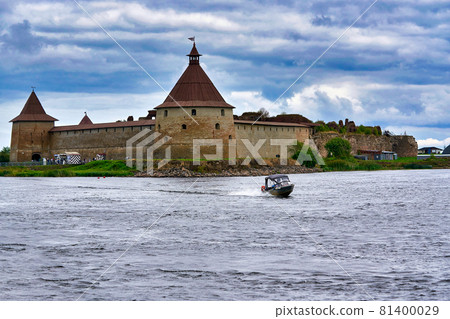 Natural landscape with a view of the old fortress by the lake 81400029