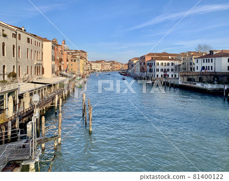 從威尼斯大運河的 Ponte degli Scalzi 橋看運河 81400122