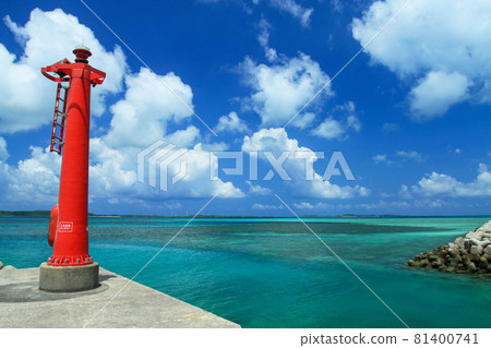 沖繩宮古群島大神島港燈塔風景 81400741