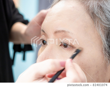 The transformation of a mature female descendant of a young woman. 81401074