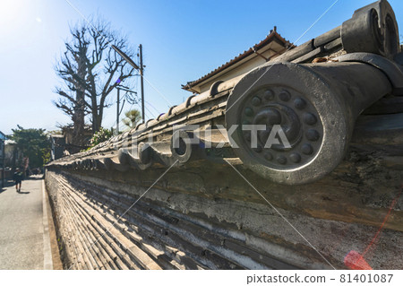 [Yanaka, Tokyo] The eaves-maru tile that decorates the tomoe crest of the Tsukiji wall of Kannonji Temple, which is a national property. 81401087