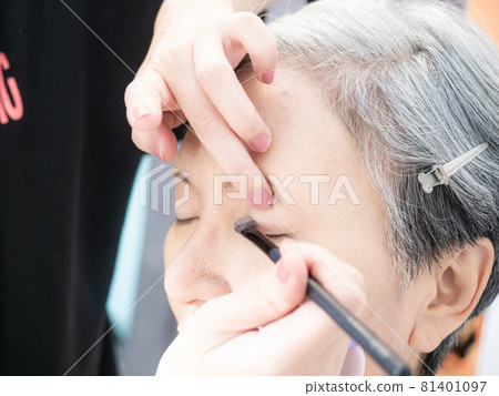 The transformation of a mature female descendant of a young woman. 81401097