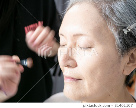 化身為女人，是成熟成熟的女後裔。 81401107