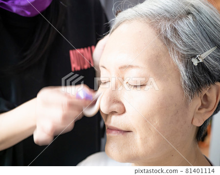 The transformation of a mature female descendant of a young woman. The transformation of a mature female descendant of a young woman. 81401114