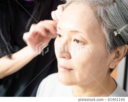 The transformation of a mature female descendant of a young woman. 81401140