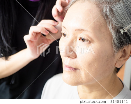 The transformation of a mature female descendant of a young woman. 81401141