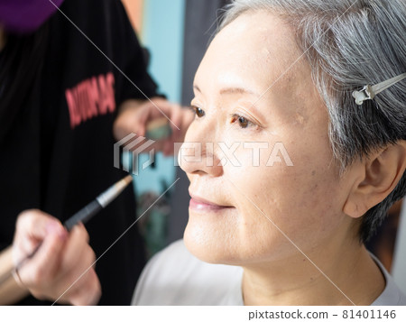 The transformation of a mature female descendant of a young woman. 81401146