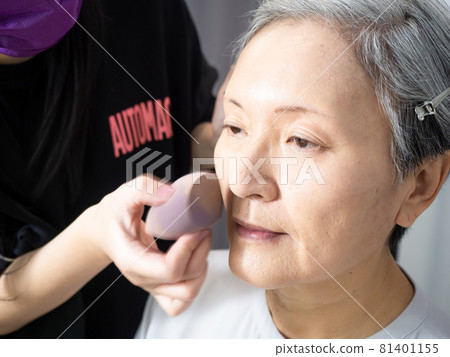 The transformation of a mature female descendant of a young woman. The transformation of a mature female descendant of a young woman. 81401155