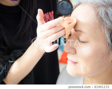 The transformation of a mature female descendant of a young woman. 81401172