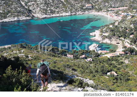 People who enjoy the heart-shaped sea and walking 81401174