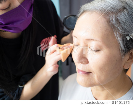 The transformation of a mature female descendant of a young woman. The transformation of a mature female descendant of a young woman. 81401175