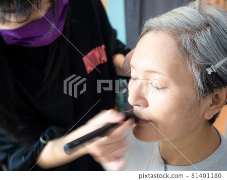 化身為女人，是成熟成熟的女後裔。 81401180