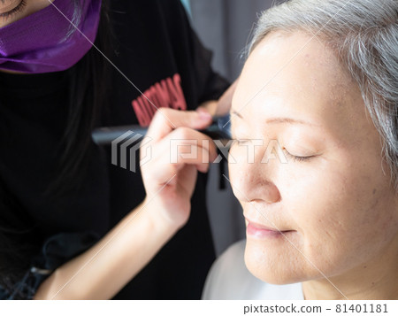 The transformation of a mature female descendant of a young woman. The transformation of a mature female descendant of a young woman. 81401181