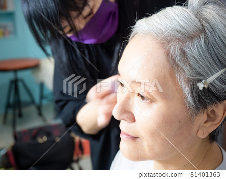 The transformation of a mature female descendant of a young woman. 81401363
