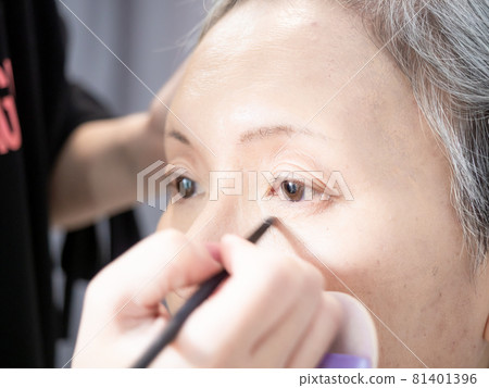 The transformation of a mature female descendant of a young woman. The transformation of a mature female descendant of a young woman. 81401396