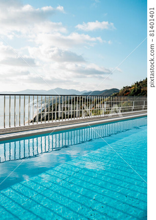 Pool overlooking the sea 81401401