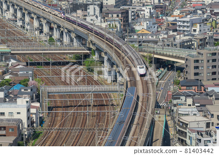 [View from Prince's North Topia: Separation of Hokuriku Shinkansen E7 series and E2 series] 81403442