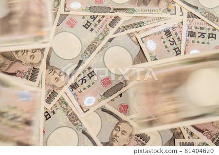 Image of the decline of the Japanese economy (Japan's 10,000 yen bill falls) 81404620