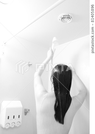 女性裸體後視圖洗澡 81405896