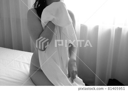 Woman nude bath woman sitting on the bed and relaxing Woman nude bath woman sitting on the bed and relaxing 81405951