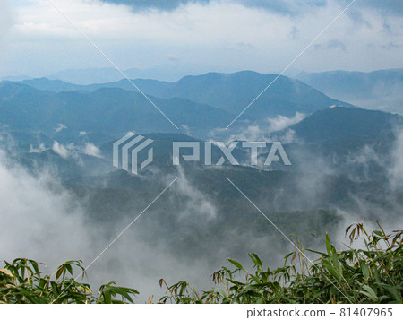 Road to the summit of Tomuraushi in early summer in Hokkaido Road to the summit of Tomuraushi in early summer in Hokkaido 81407965
